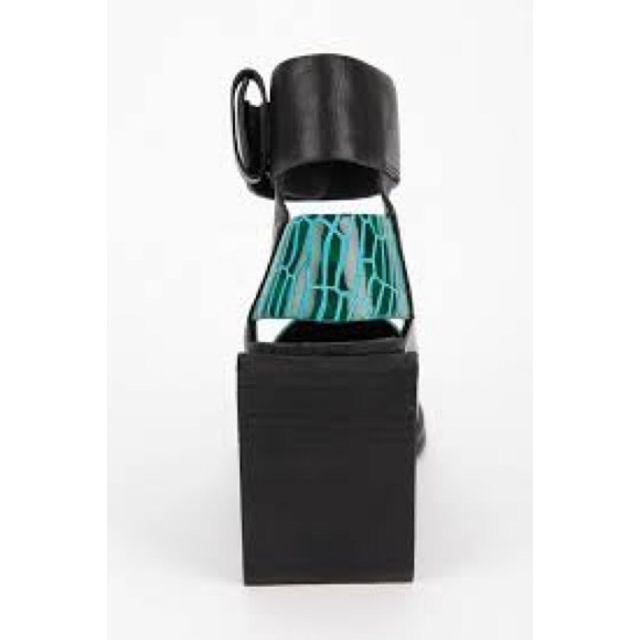 I desire the things that will destroy me sandals - Picture 3 of 9